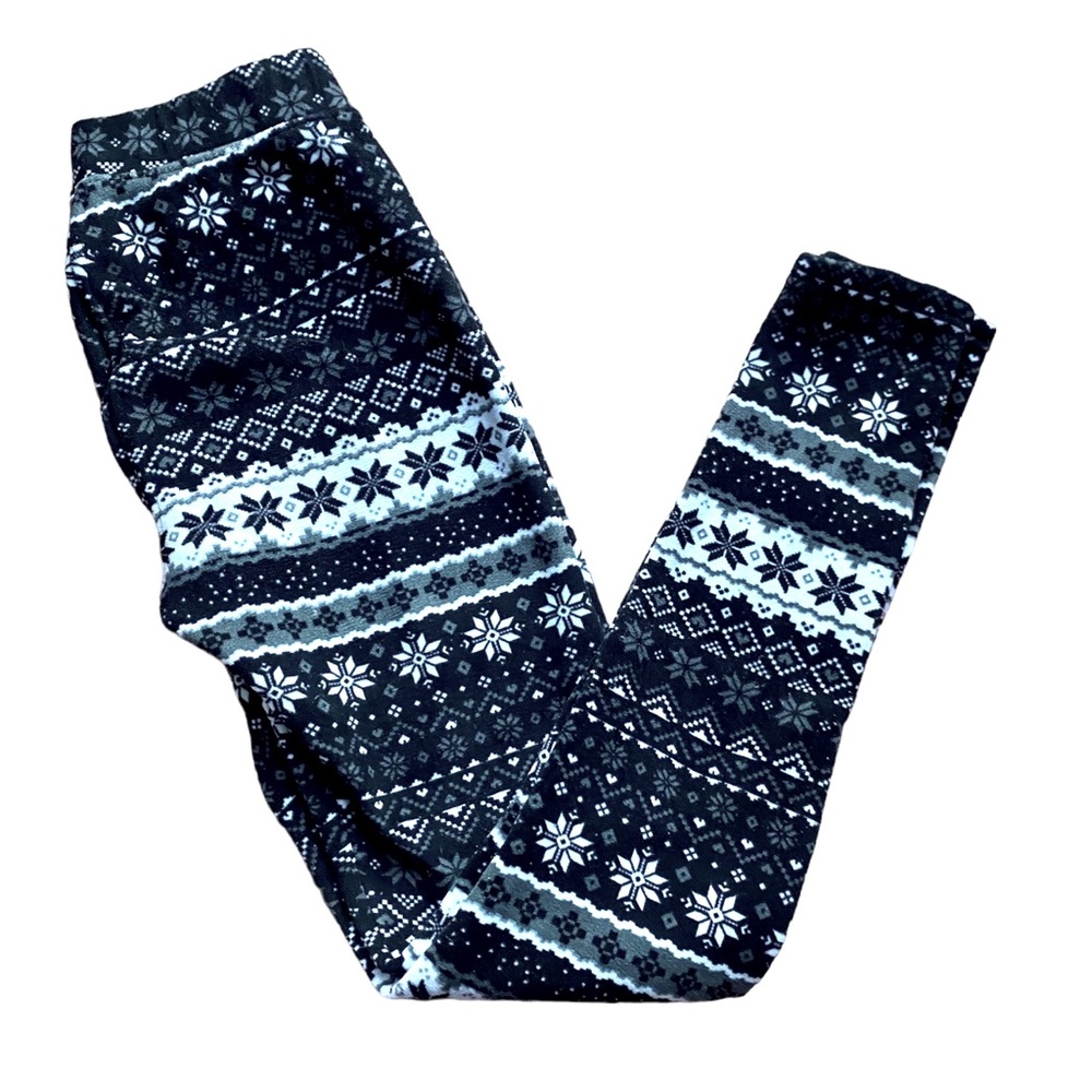 Fleece leggings in black grey and white snowflake patterns
